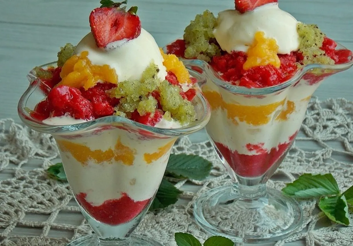 Pyszny deser lodowy z owocami i bitą śmietaną, idealny na lato. Ten Melba przepis to prawdziwa uczta dla podniebienia!