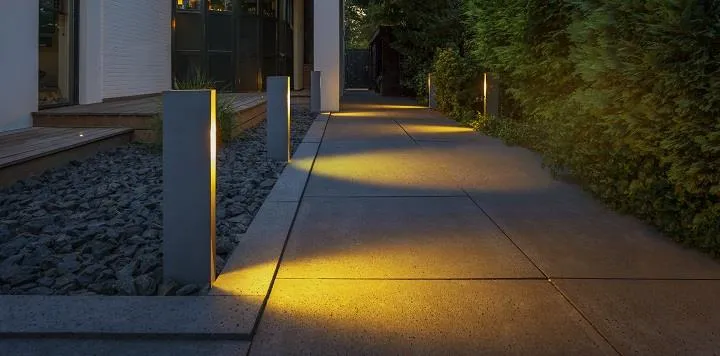 Oświetlenie podjazdu r&oacute;żne typy lamp stojące najazdowe