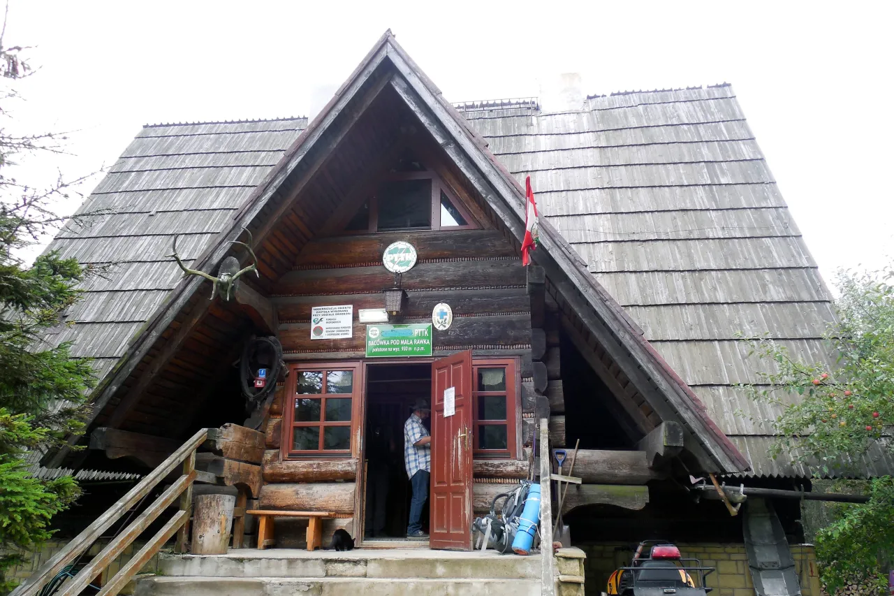 Bacówka pod Małą Rawką widok schroniska Bieszczady