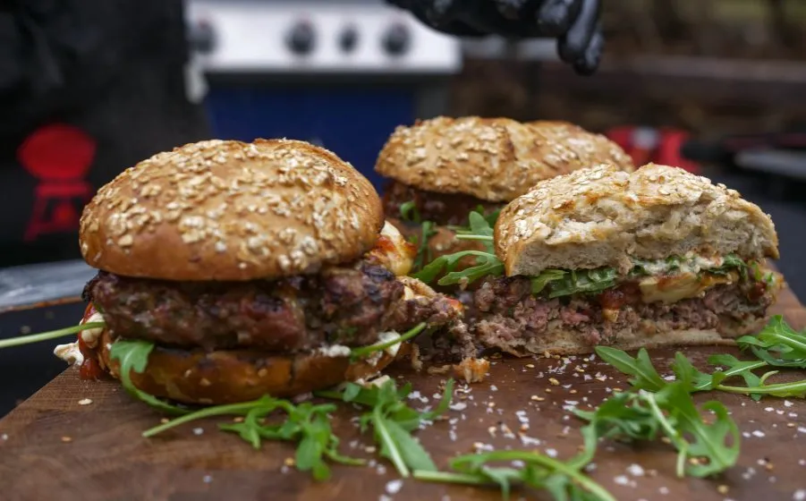 idealnie uformowany kotlet wołowy na burgera z wgłębieniem