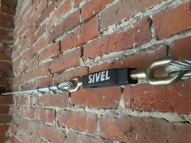 klamrowanie ścian budynku, wzmacnianie konstrukcji, naprawa pęknięć