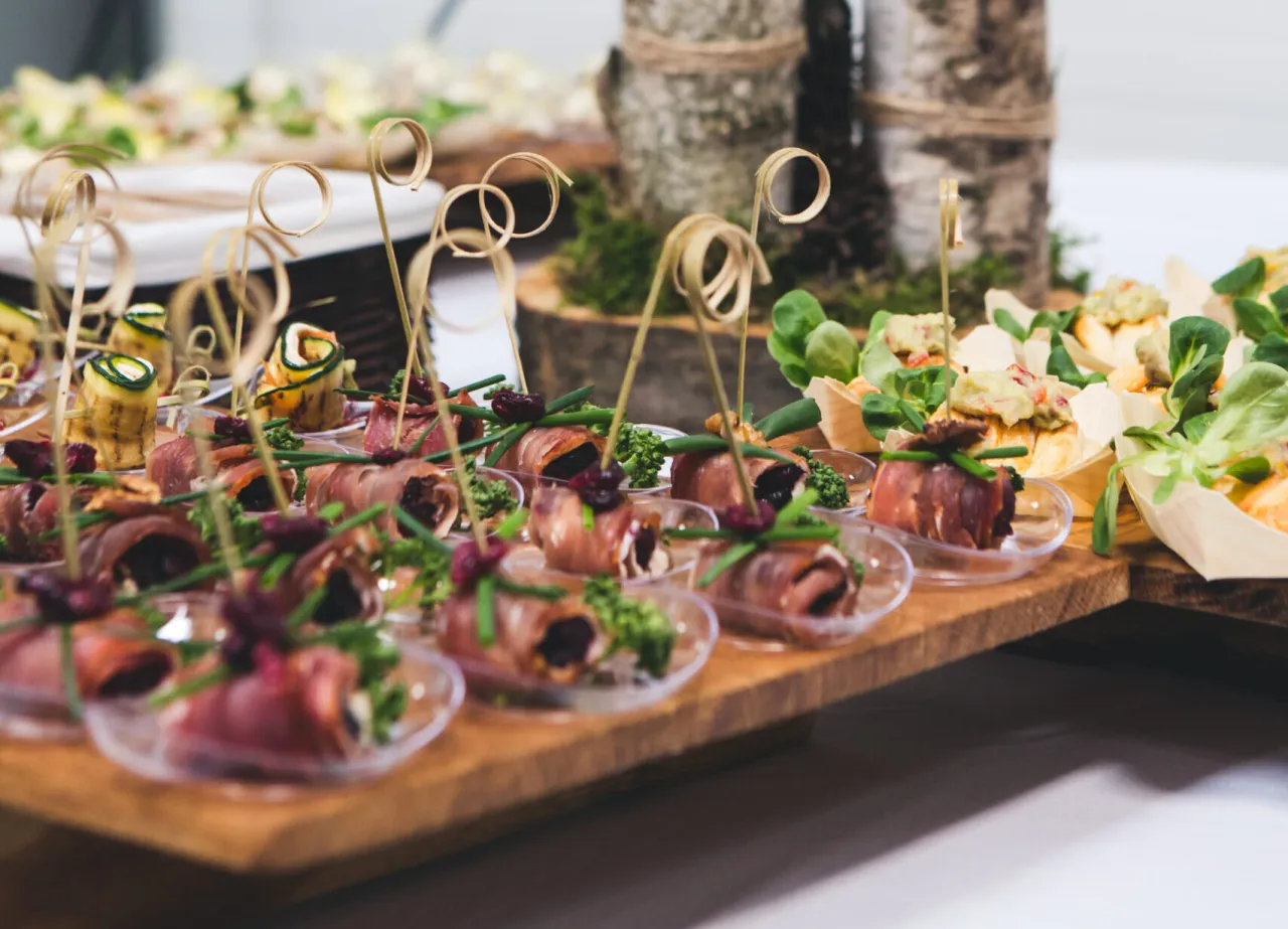 r&oacute;żnorodny catering na przyjęcie, bufet, dania serwowane