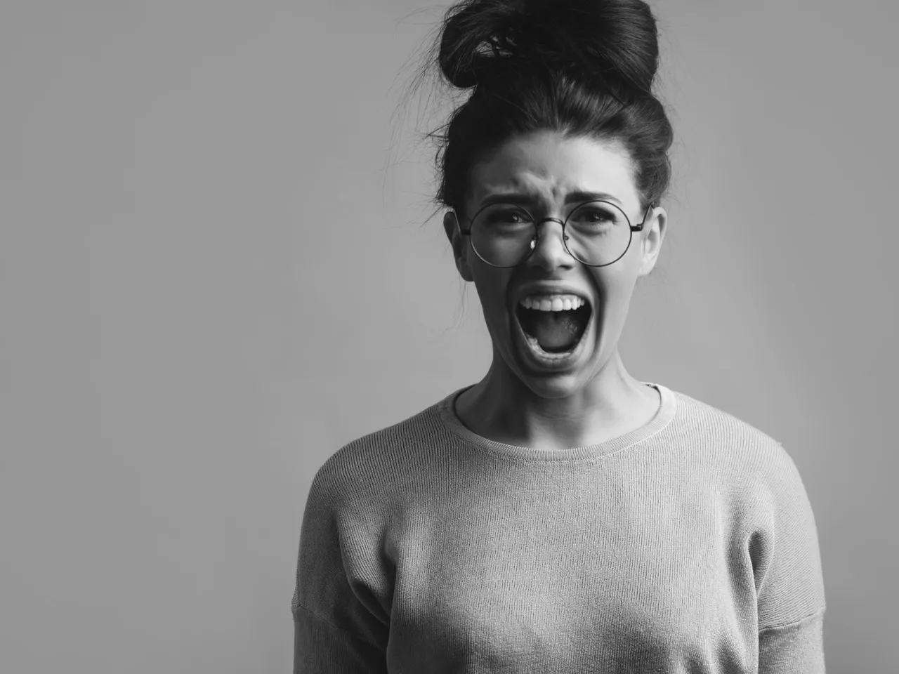 kobieta zastanawiająca się, trudne emocje