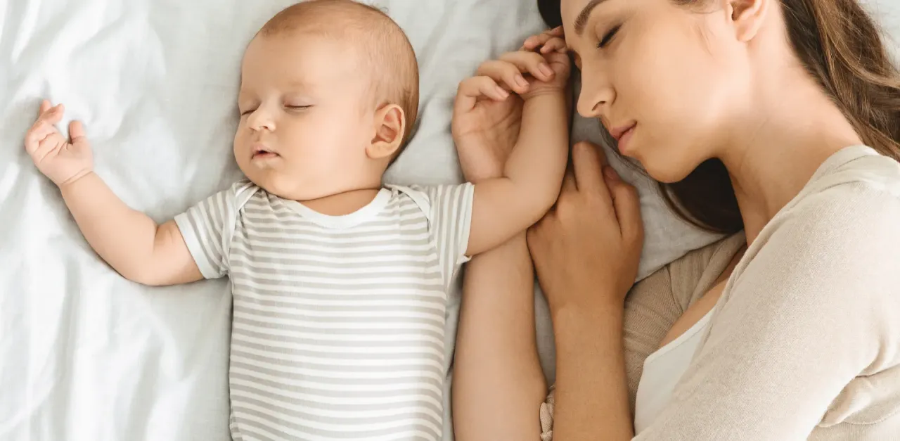 Sen niemowlaka obok mamy. Czy dziecko powinno spać z rodzicami? Bliskość i bezpieczeństwo.