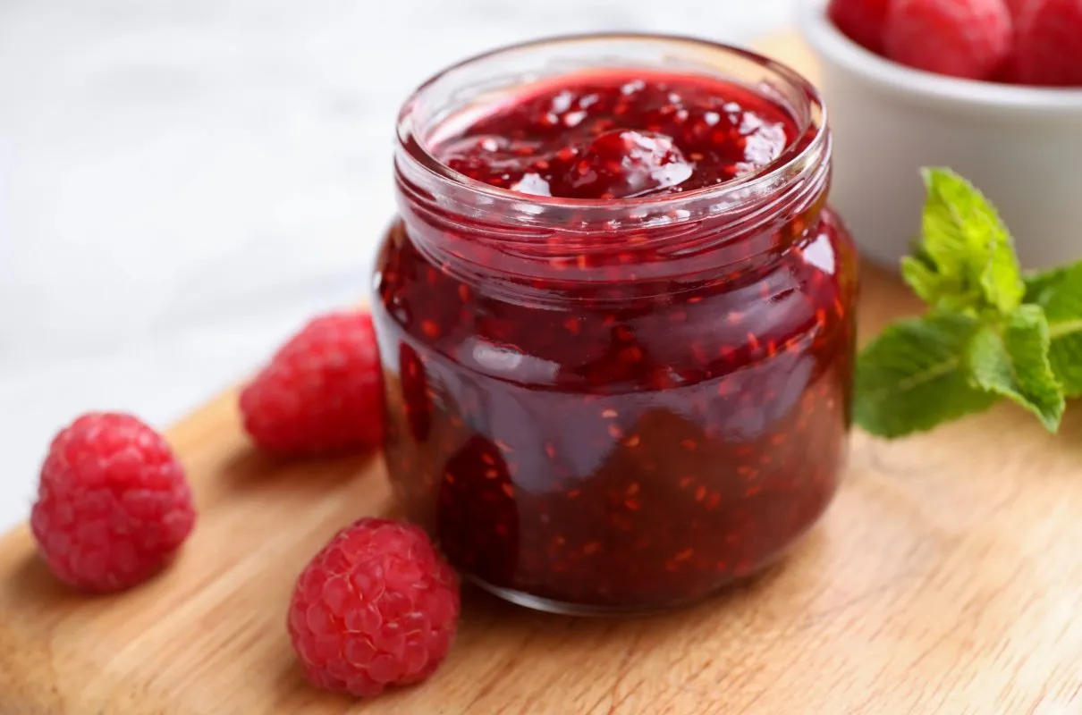 Maliny w garnku z cukrem