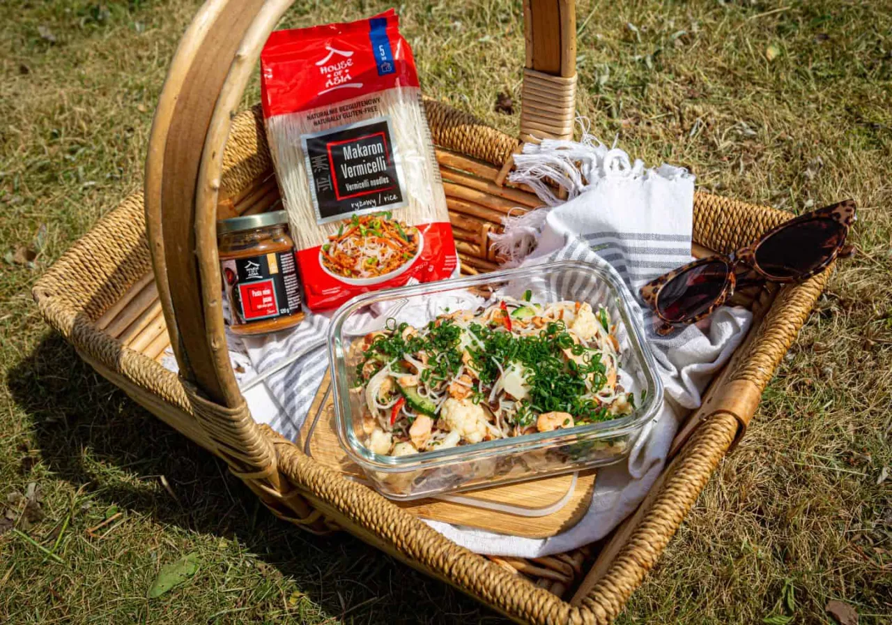 Azjatycka sałatka z makaronem ryżowym