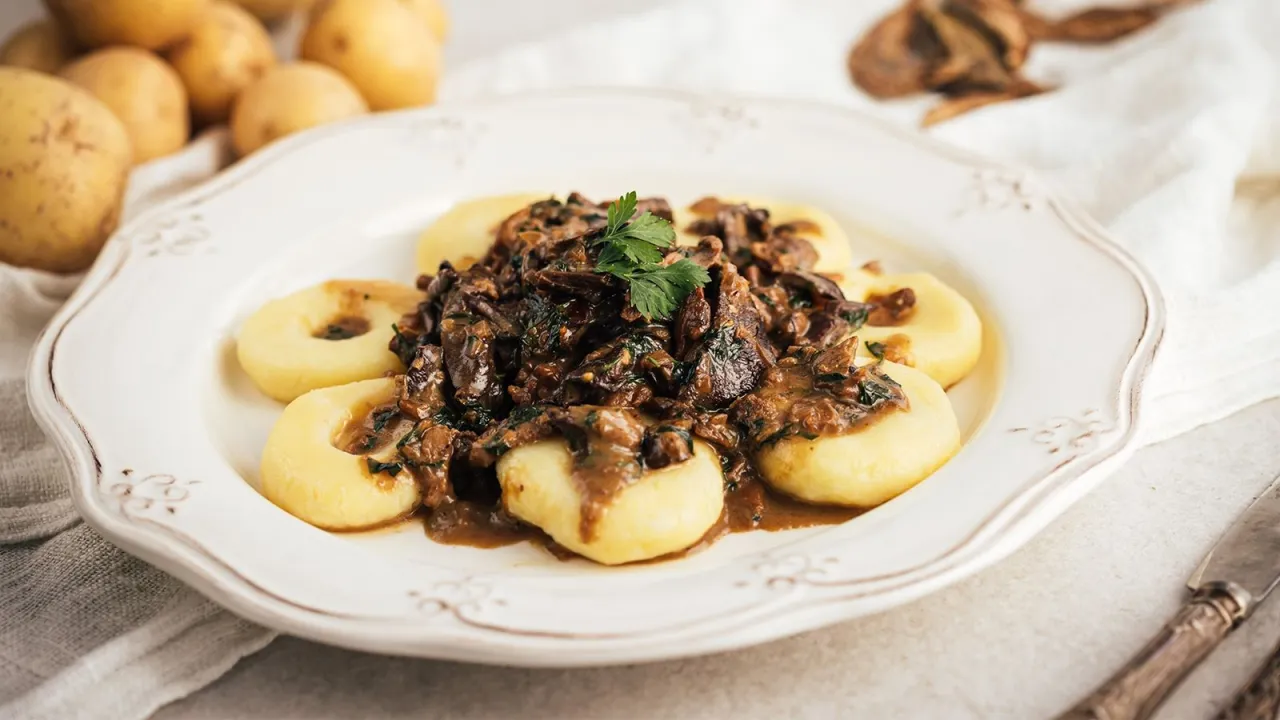 Kluski śląskie z sosem grzybowym i okrasą