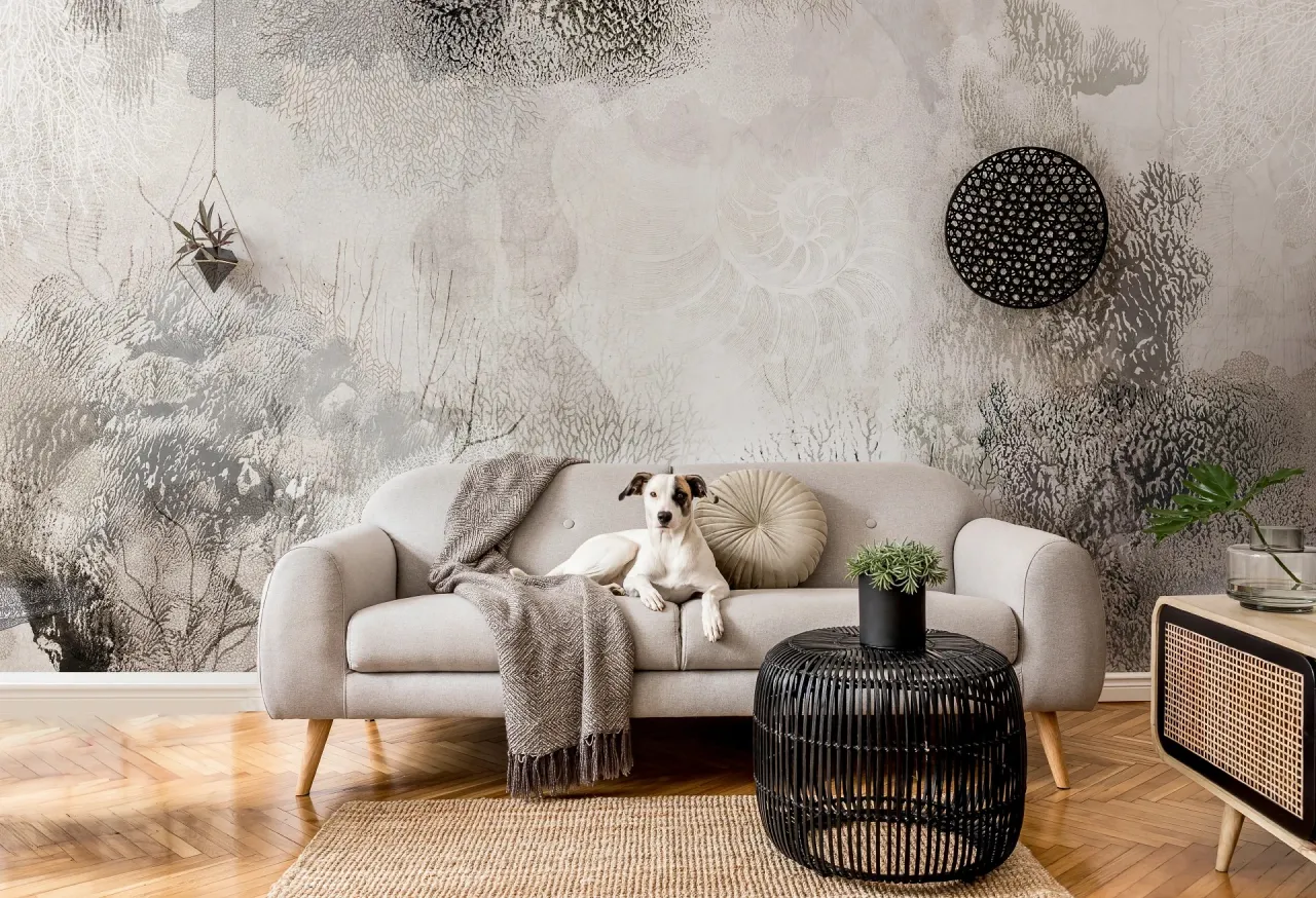 Ściana z nowoczesną tapetą lub farbą strukturalną