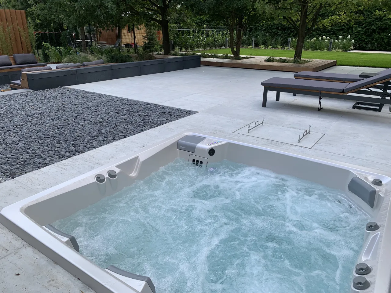 Nowoczesne jacuzzi ogrodowe, idealne do relaksu. Dowiedz się, jak zabudować jacuzzi ogrodowe, by stworzyć luksusową strefę wypoczynku.