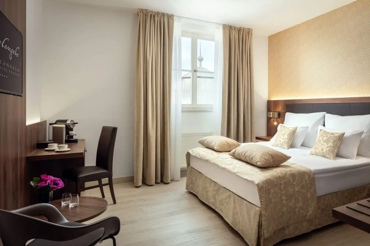 Elegancki pok&oacute;j hotelowy w Pradze. Zastanawiasz się, ile kosztuje nocleg w Pradze? Ten pok&oacute;j oferuje komfort i styl.