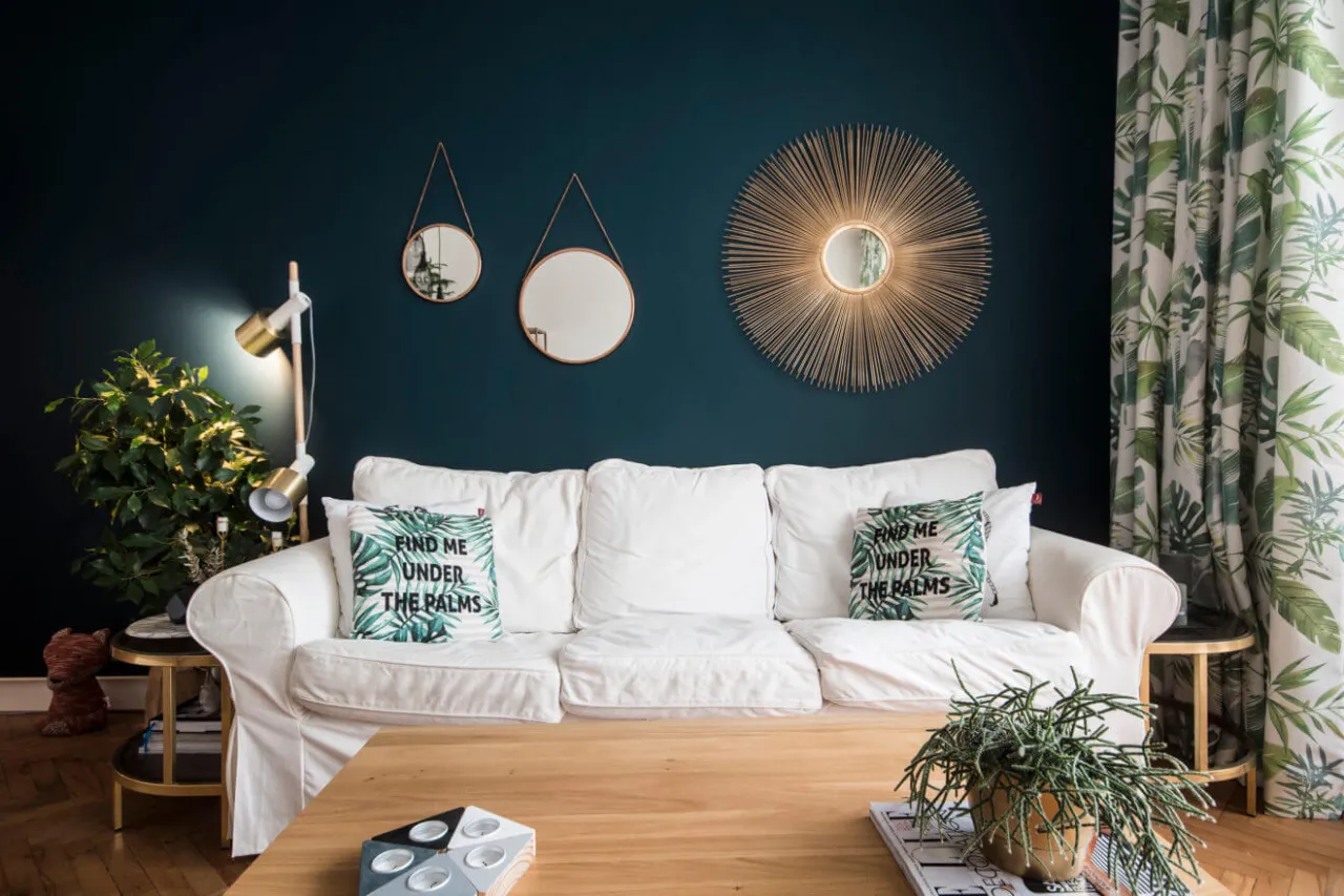 mały pok&oacute;j ściana akcentowa ciemna