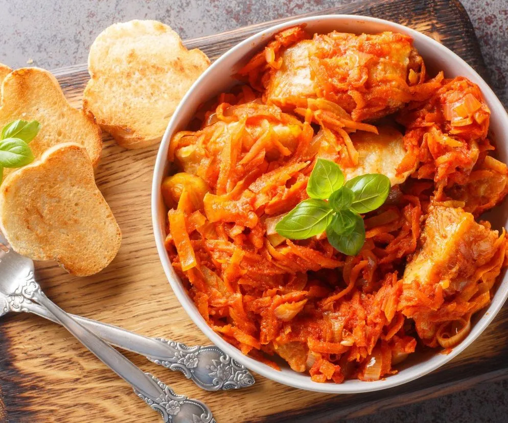 Smażona ryba po grecku z warzywami