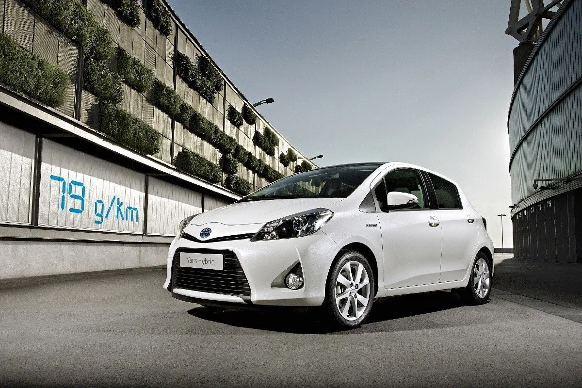 Biała Toyota Yaris Hybrid, z napisem 