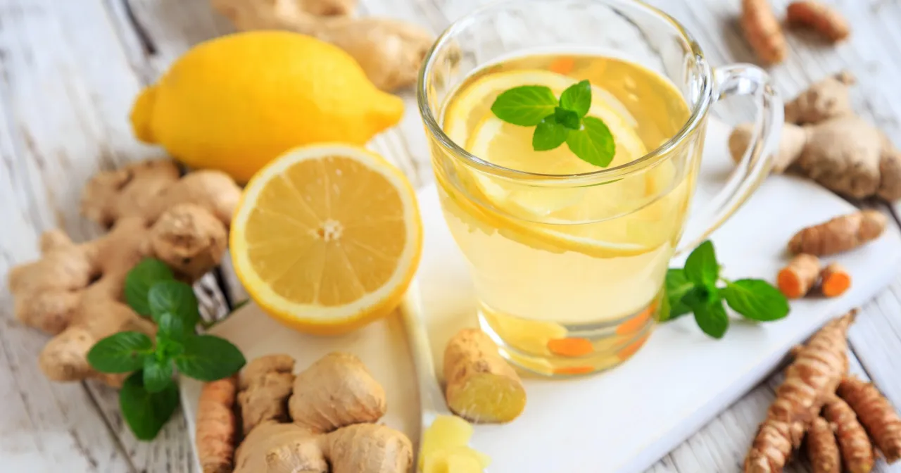 Osoba pijąca herbatę imbirową z cytryną