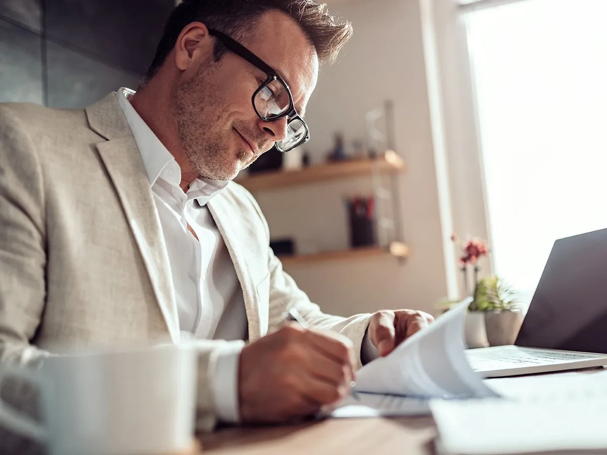 Porównanie różnych rodzajów pożyczek lub ikony symbolizujące chwilówkę, raty, gwaranta