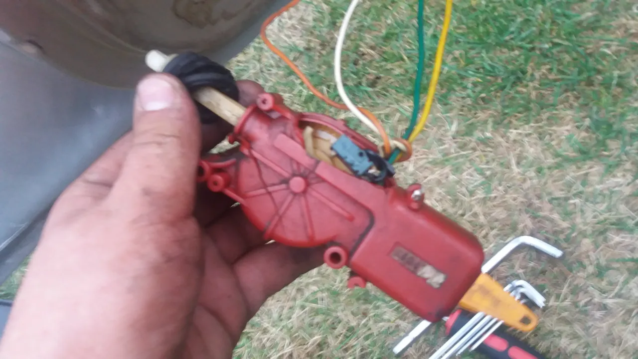 uszkodzony siłownik centralnego zamka