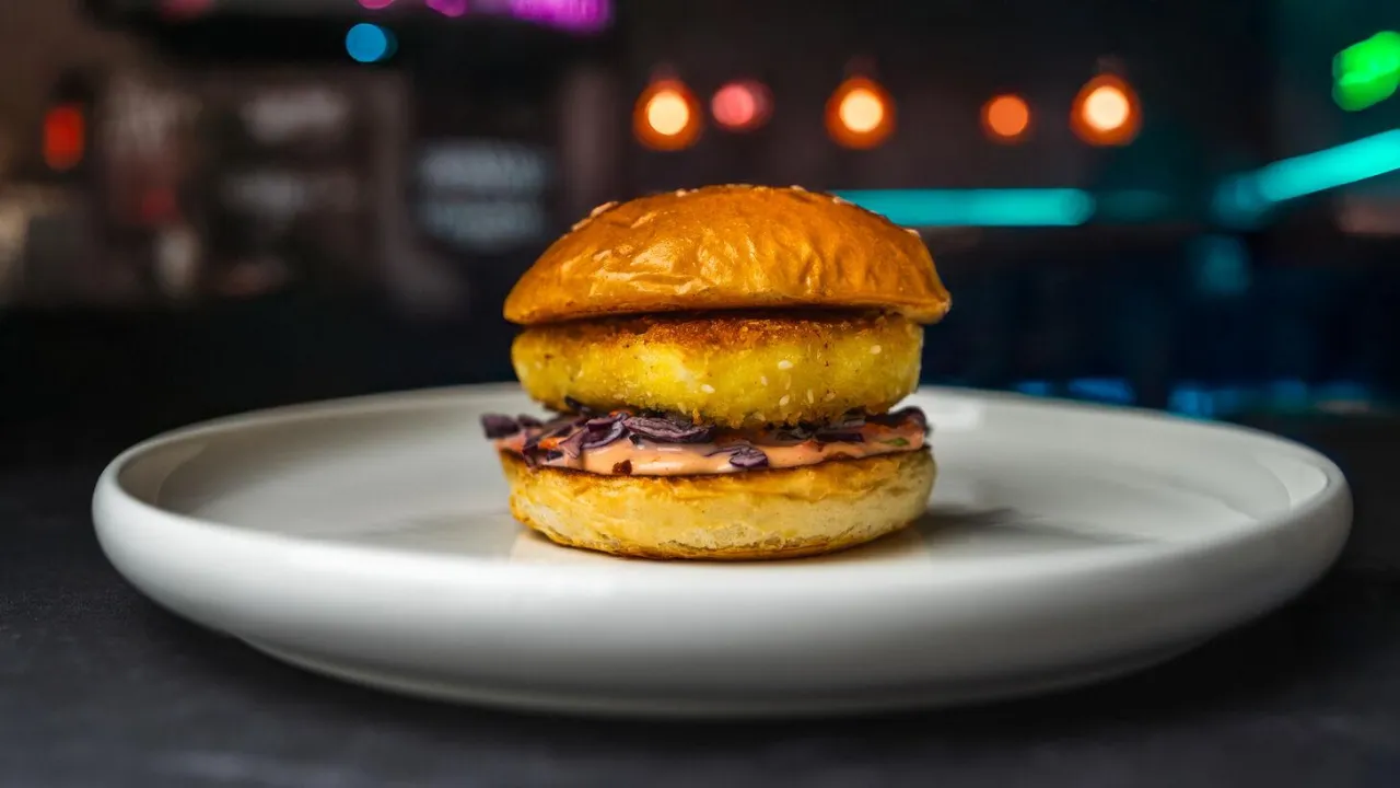 burger z serem halloumi i sosem żurawinowym przepis