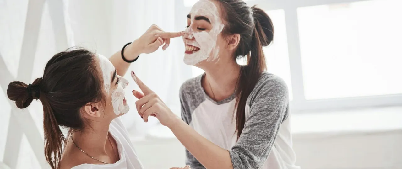 kobieta sprawdza etykietę kosmetyku