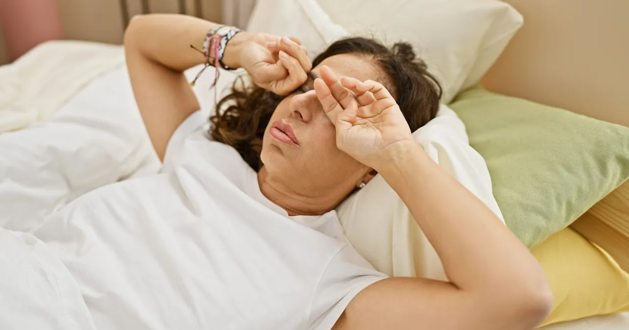 osoba zmęczona, bóle głowy, problemy ze snem