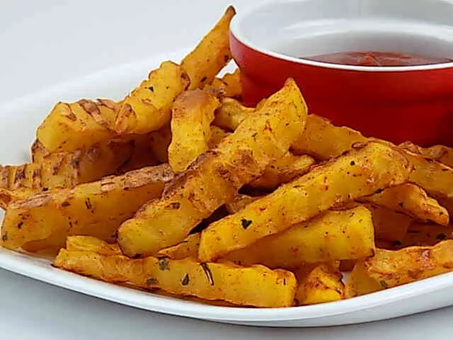 przygotowanie surowych ziemniak&oacute;w na frytki do piekarnika