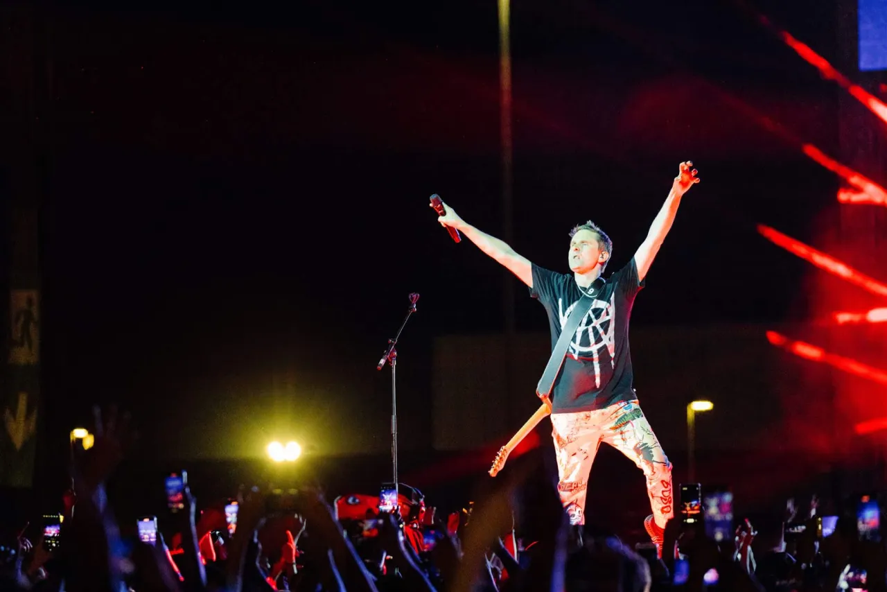 zesp&oacute;ł muzyczny na scenie podczas trasy koncertowej