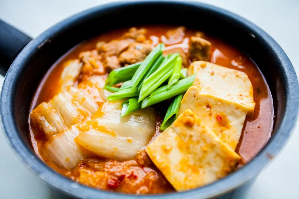 zupa kimchi jjigae z tofu i wieprzowiną