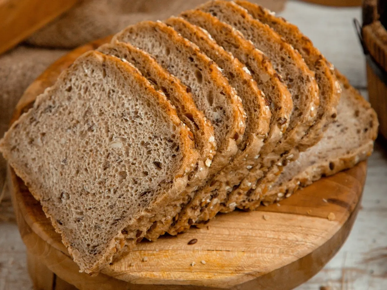 Pokrojony na kromki, pełnoziarnisty chleb z ziarnami, idealny do zdrowego śniadania. Ten przepis na zdrowy chleb jest prosty i pyszny.