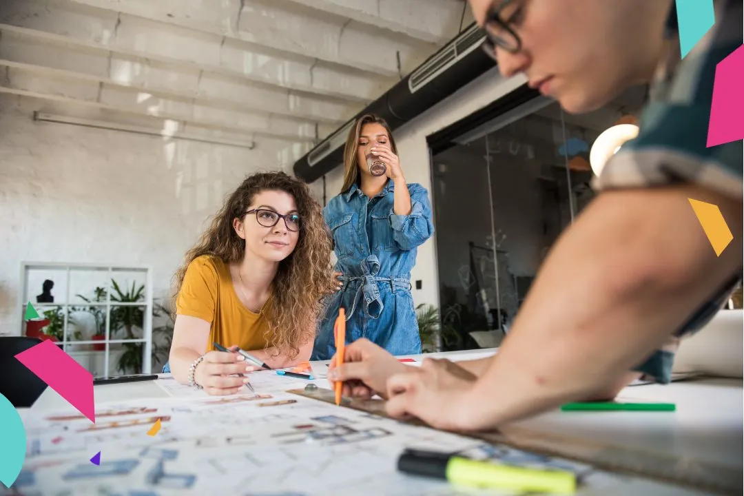 uczniowie pracujący nad projektem, wsp&oacute;łpraca w grupie, burza m&oacute;zg&oacute;w