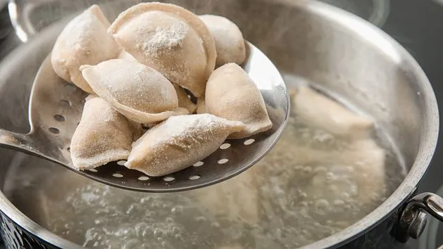 Mrożone pierogi w garnku lub na talerzu