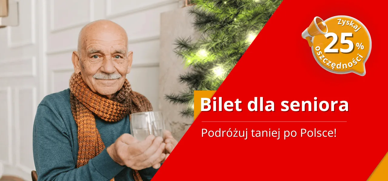 Senior podr&oacute;żujący pociągiem, uśmiechnięty senior z biletem
