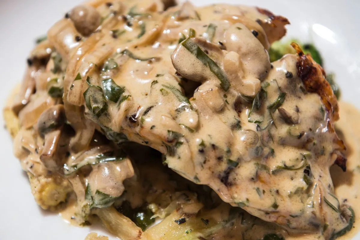 Kurczak w kremowym sosie pieczarkowym z ziołami. Idealny pomysł, co dodać do sosu pieczarkowego, by był jeszcze pyszniejszy.