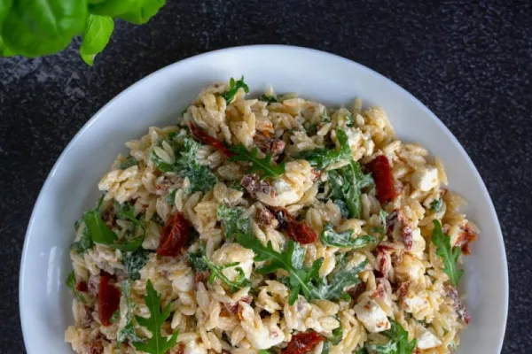 wegetariańska sałatka z makaronem orzo i rukolą