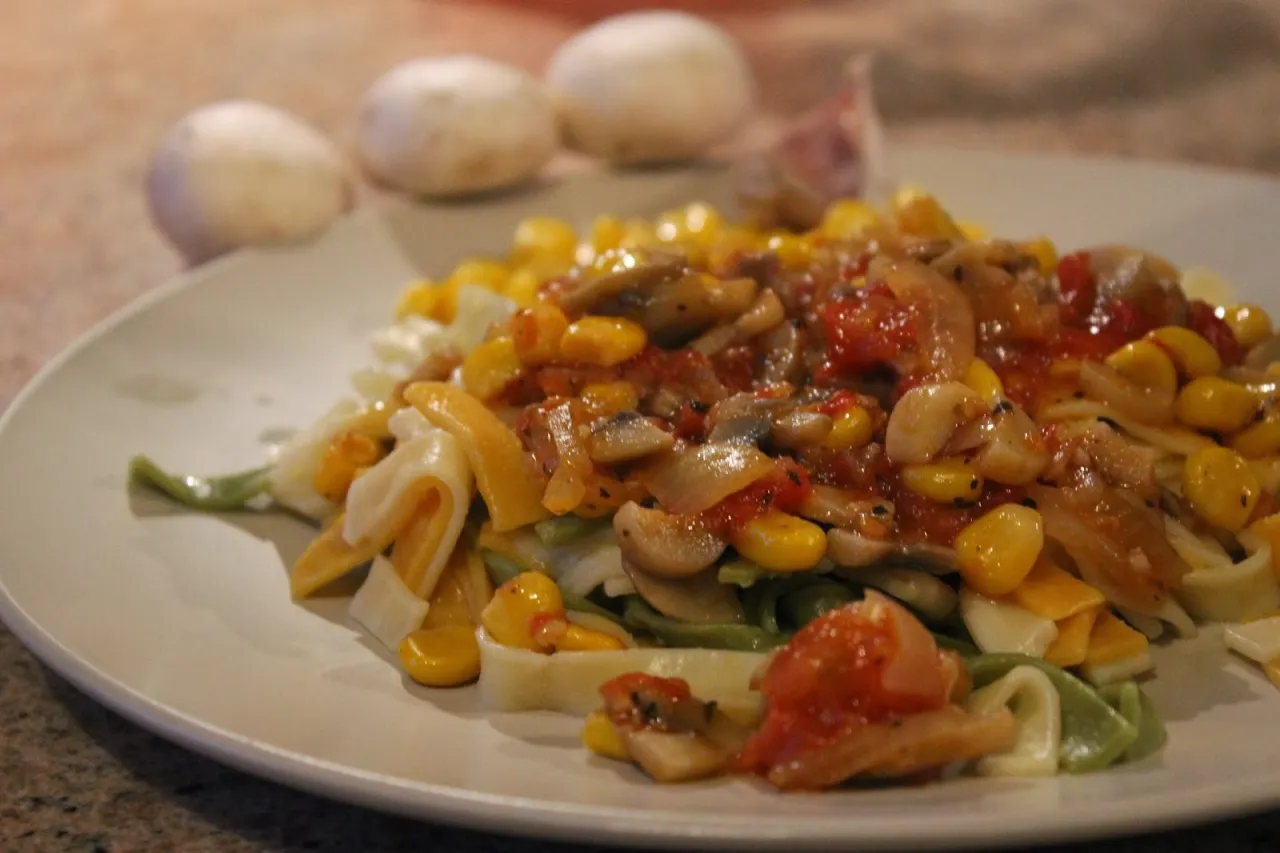 Kolorowy makaron na talerzu