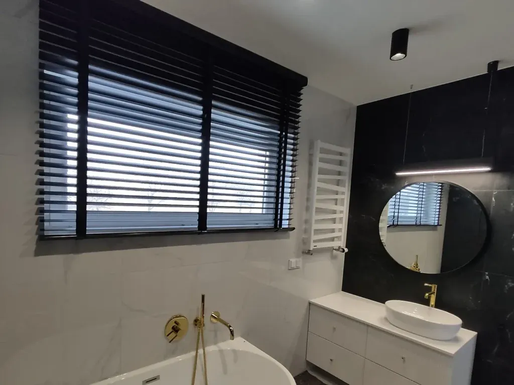 żaluzje aluminiowe i pcv w łazience