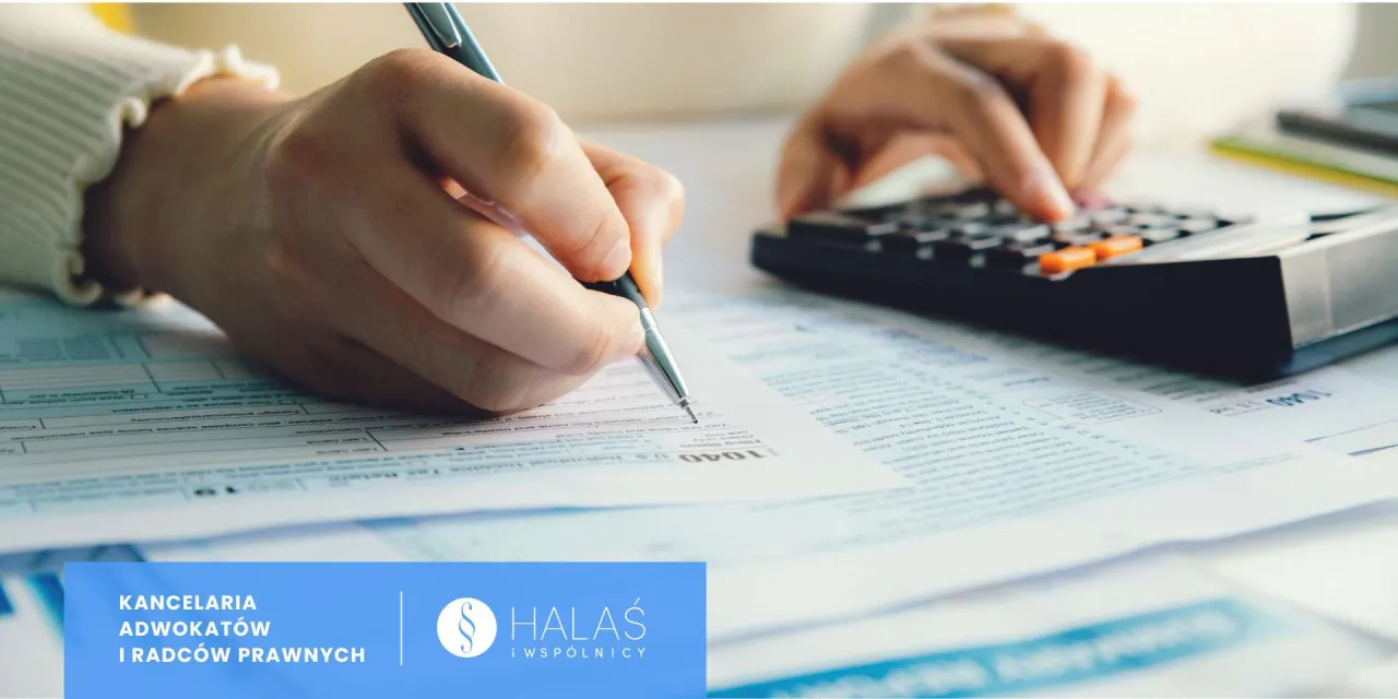 Ręce wypełniają dokumenty podatkowe i używają kalkulatora. Dowiedz się, co zrobić po śmierci rodzica, aby uporządkować sprawy spadkowe.