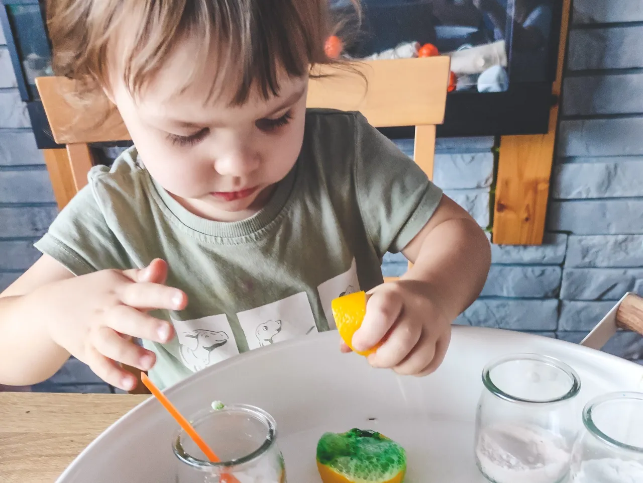 dzieci bawiące się brokatowymi eksperymentami