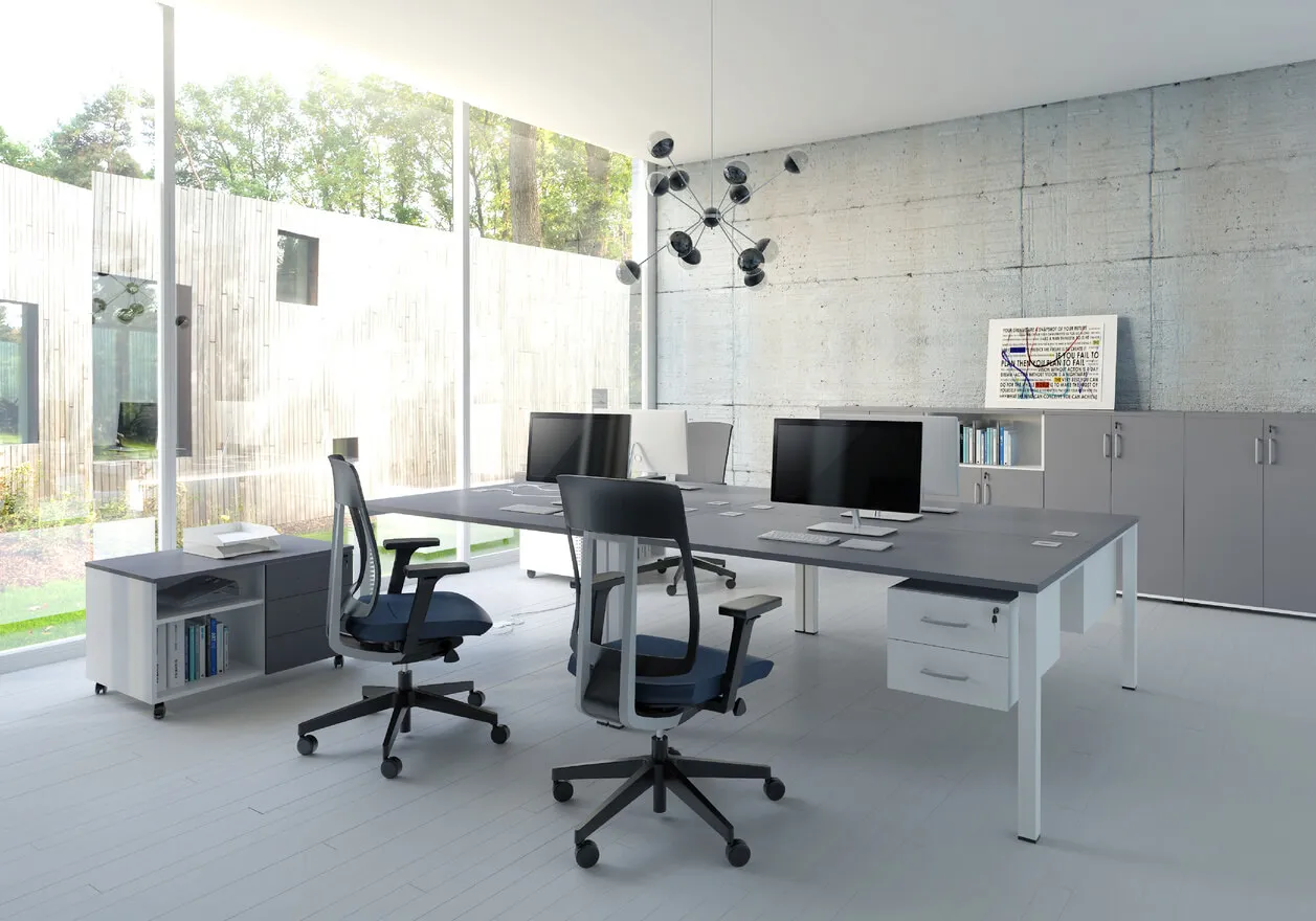 Nowoczesne biuro ergonomiczne vs. ciasne stanowiska pracy