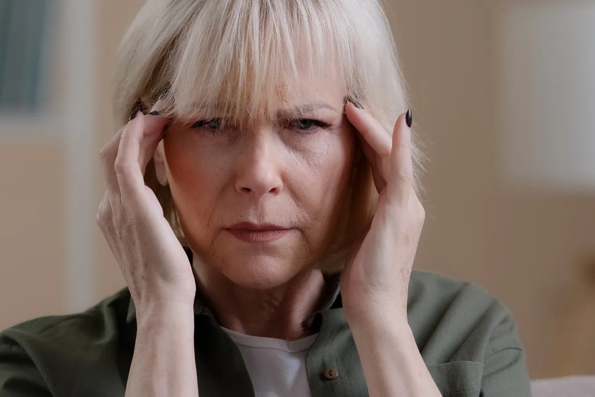 kobieta z mgłą mózgową, problemy z koncentracją menopauza