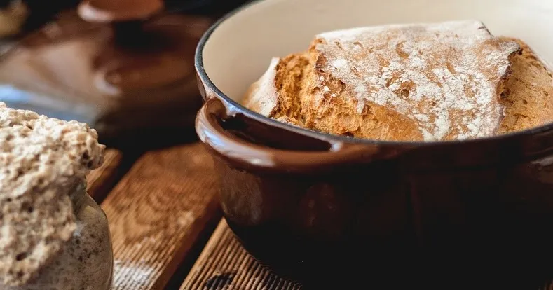 chleb pieczony w garnku żeliwnym, garnek żeliwny z chlebem