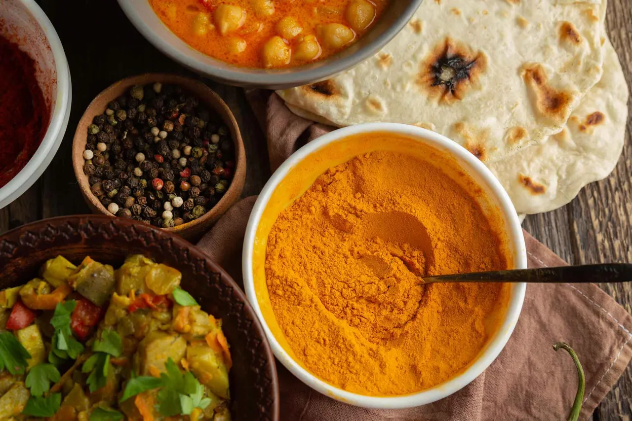 curry w proszku i świeże przyprawy