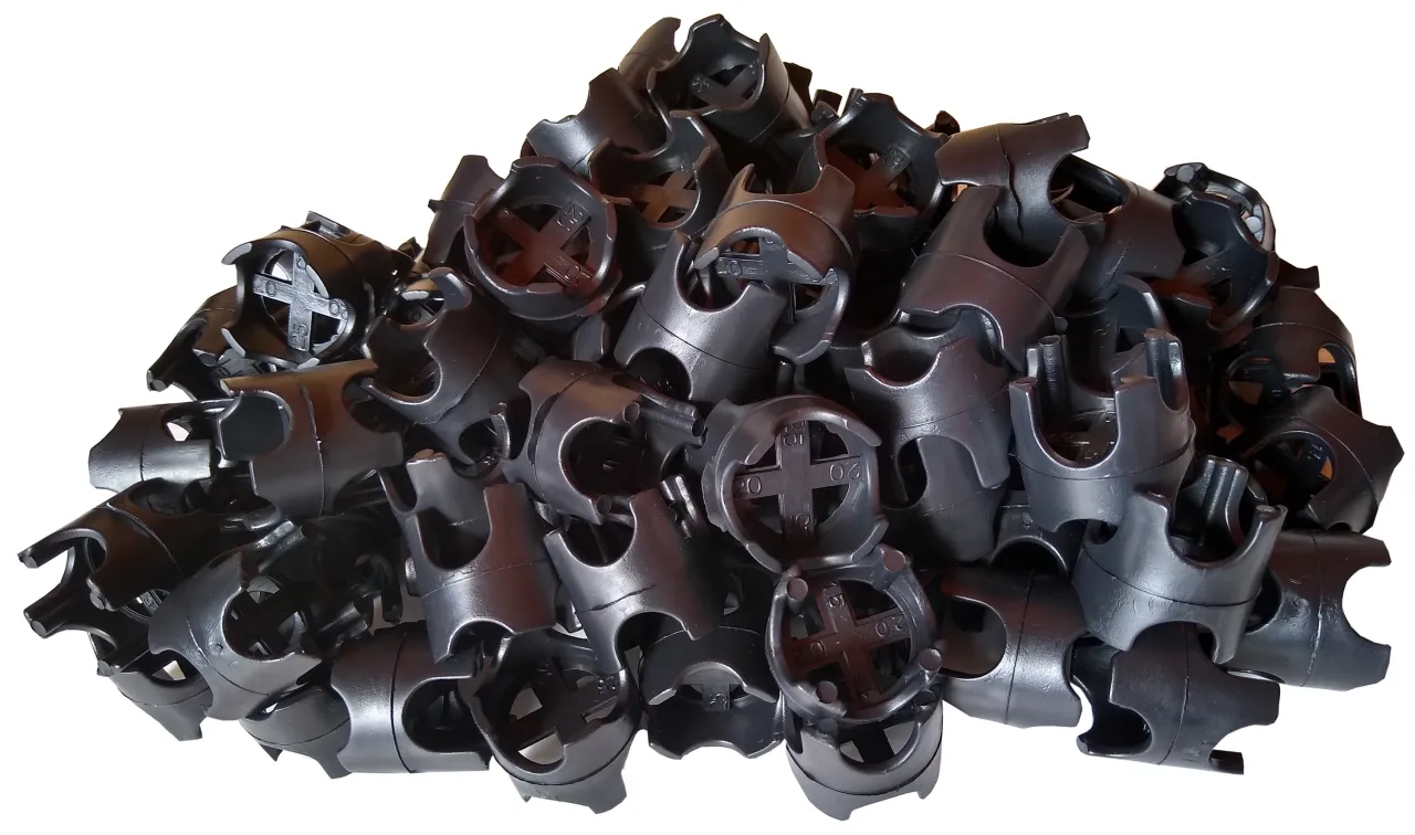 Dystanse zbrojeniowe do fundament&oacute;w, strop&oacute;w i ścian (gwiazdki, grzybki, liniowe)