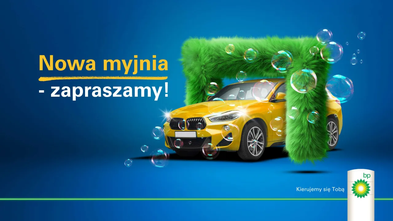 Samochód wjeżdżający do myjni automatycznej BP