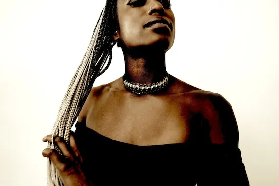 biżuteria z mosiądzu na skórze