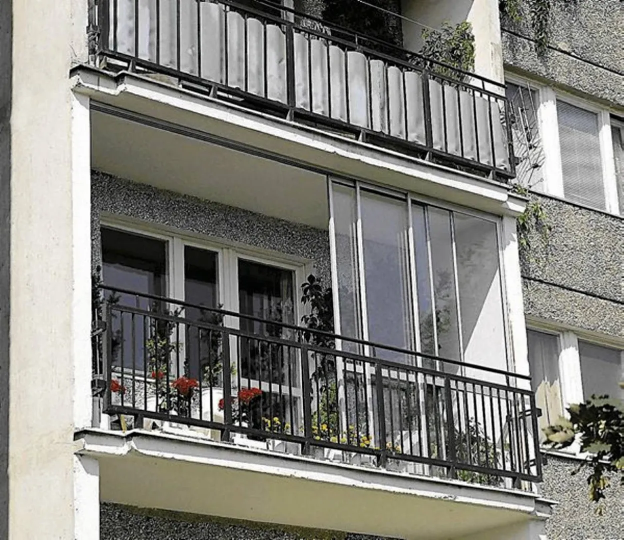 Zabudowany balkon w bloku przed i po