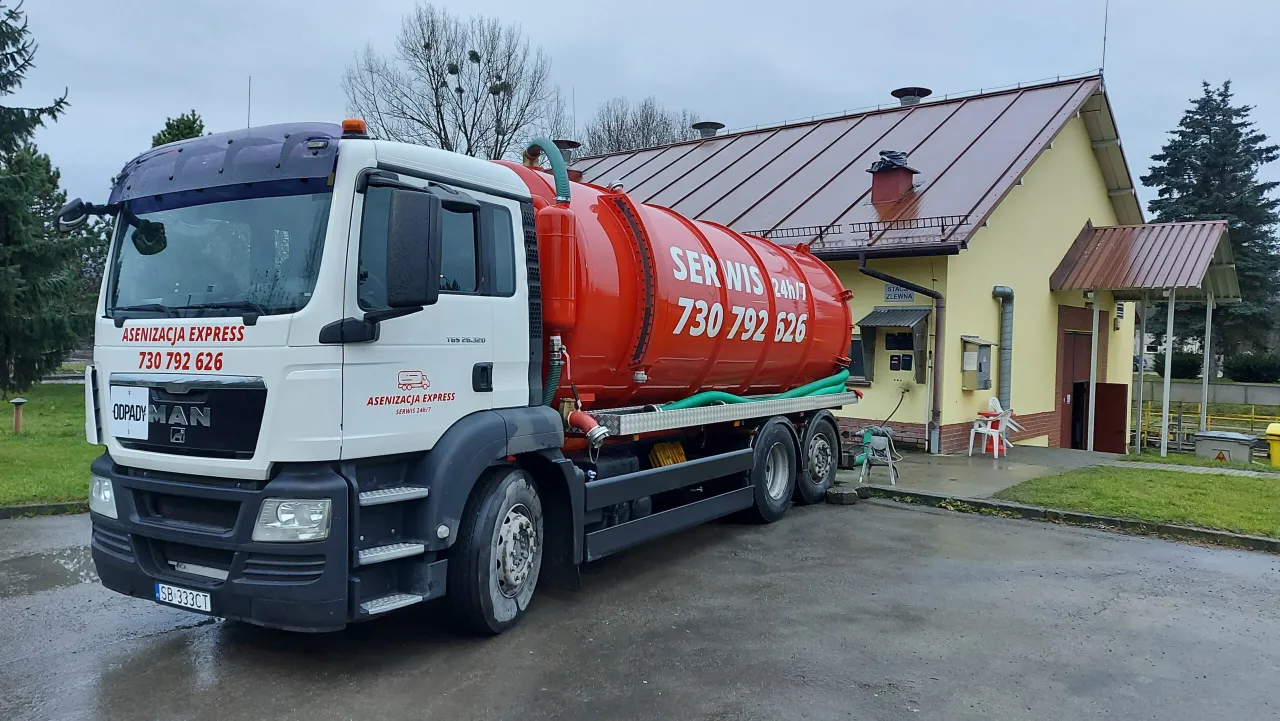 W&oacute;z asenizacyjny opr&oacute;żniający przydomowe szambo