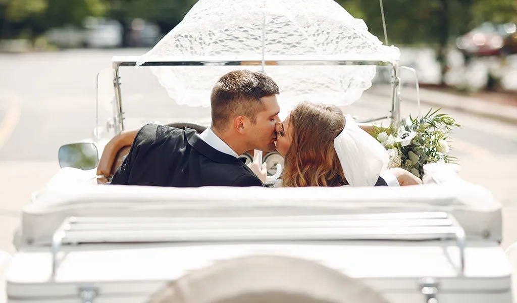 para młoda w samochodzie do ślubu