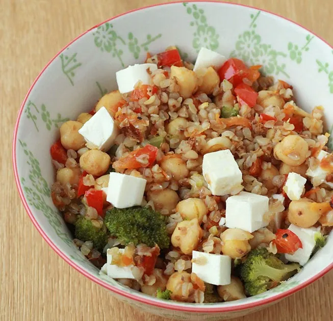 Sałatka z kaszą gryczaną i warzywami