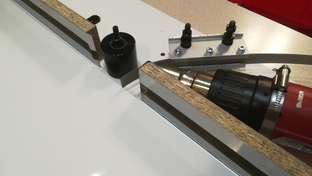 narzędzia do klejenia obrzeży klejem kontaktowym