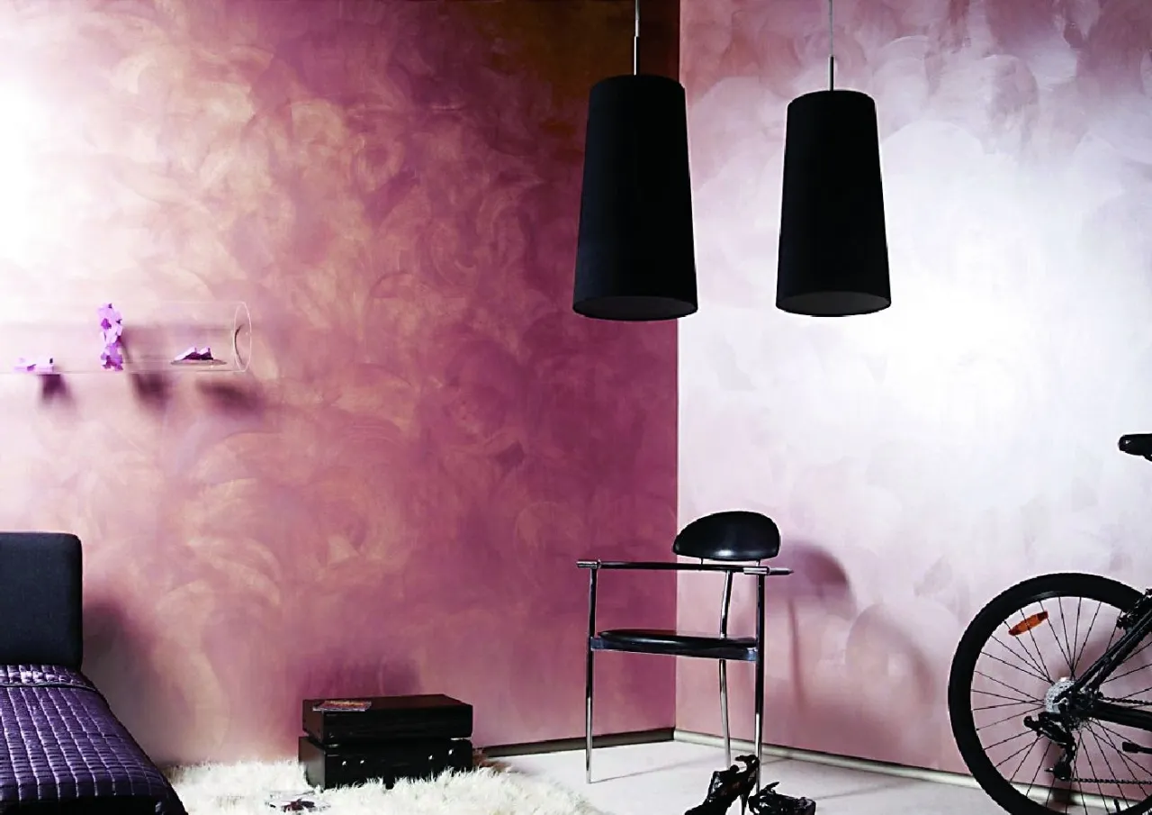 Efekt marmuru na ścianie &ndash; jak nakładać farbę dekoracyjną. Wnętrze z rowerem, krzesłem i lampami.