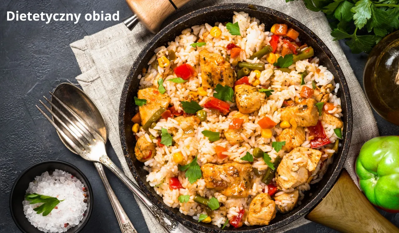 Zdrowy posiłek potreningowy, talerz z kurczakiem ryżem i warzywami